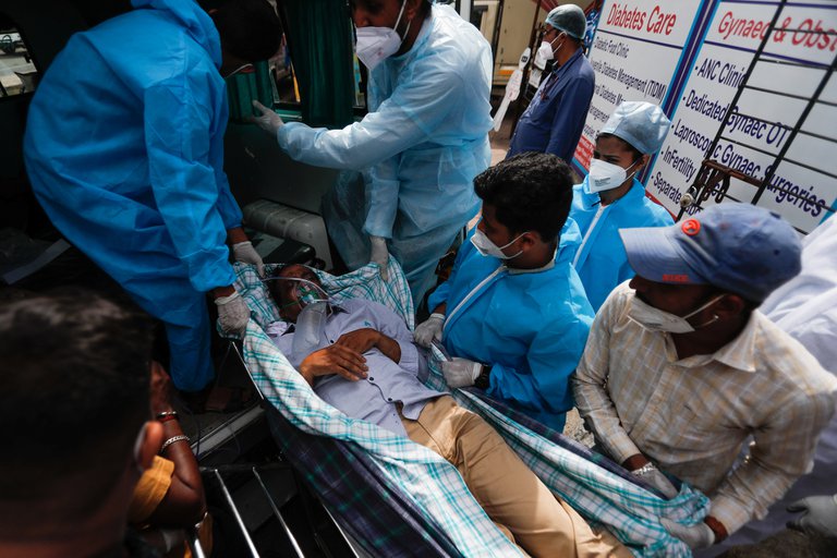 Al menos 13 muertos después de incendiarse un hospital con pacientes Covid-19 en La India