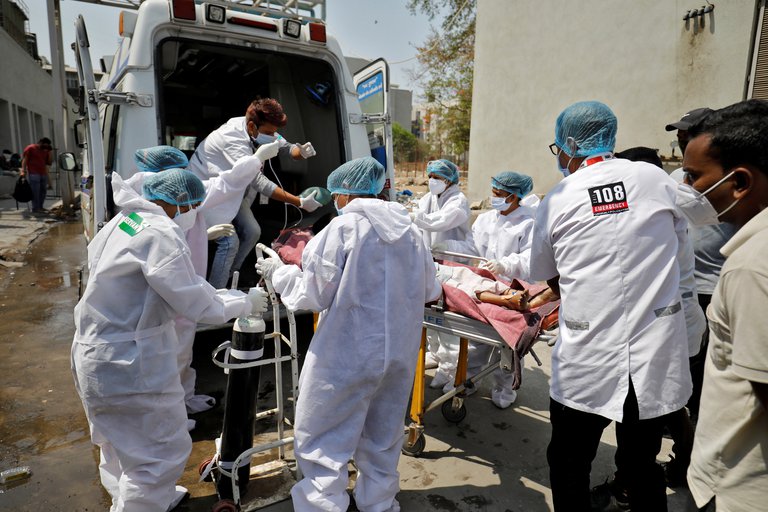 En medio de masivos eventos religiosos, la India marcó otro récord de casos diarios con 184,372