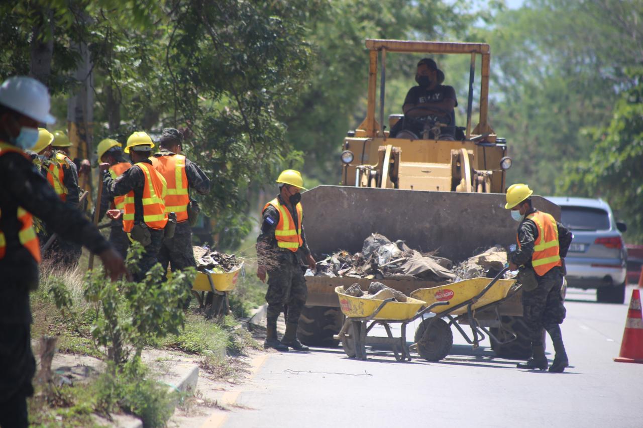 FFAA realizan limpieza en bulevares y puentes de SPS donde pernoctaron afectados por tormentas