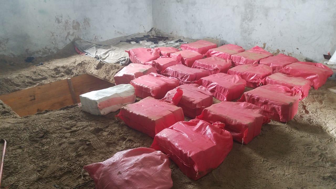 Unos 23 fardos de supuesta cocaína, armas y dinero son decomisados en Colón