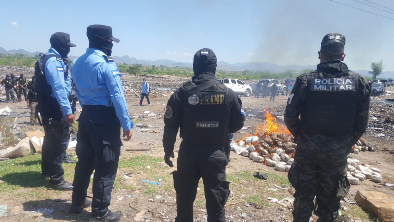 Incineran 1,400 libras de marihuana decomisadas por la FNAMP a redes de narcotráfico en Choluteca