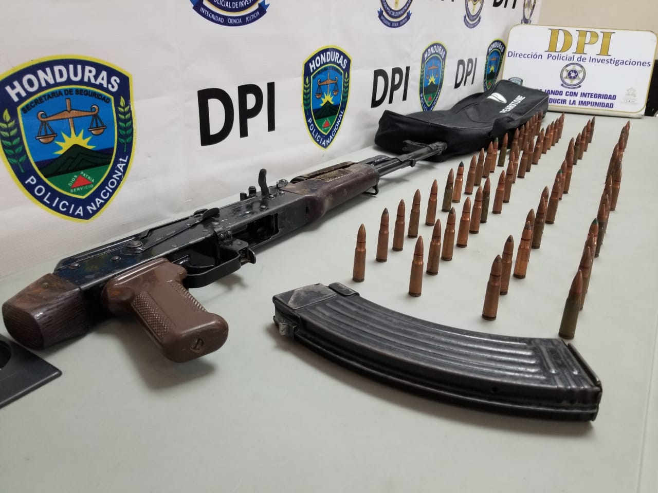 Con AK-47 detienen en Amarateca a 2 miembros de un grupo dedicado a la apropiación de tierras Con AK-47 detienen en Amarateca a 2 miembros de un grupo dedicado a la apropiación de tierras