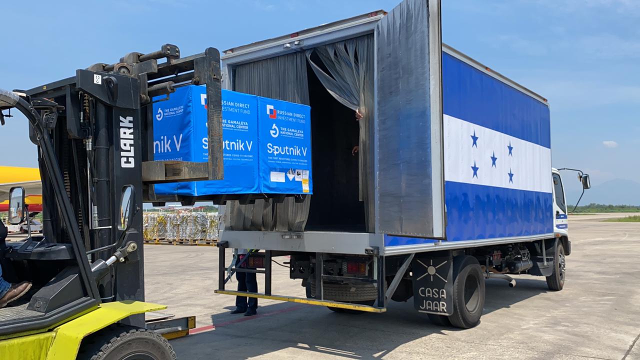 Vacunas de Sputnik V tienen un valor de 9.95 dólares por dosis, afirma titular de finanzas