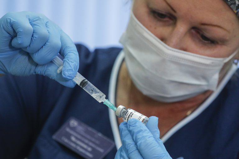 Rusia anunció que su segunda vacuna contra el coronavirus demostró una eficacia del 94% y funciona contra todas las cepas Rusia anunció que su segunda vacuna contra el coronavirus demostró una eficacia del 94% y funciona contra todas las cepas