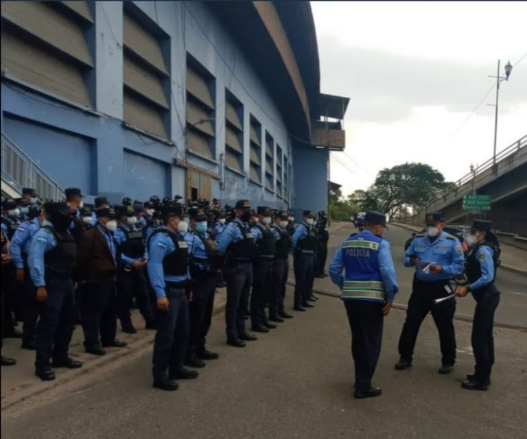 Fuerte dispositivo de seguridad en las afueras del Estadio Nacional para el partido Olimpia vs Motagua