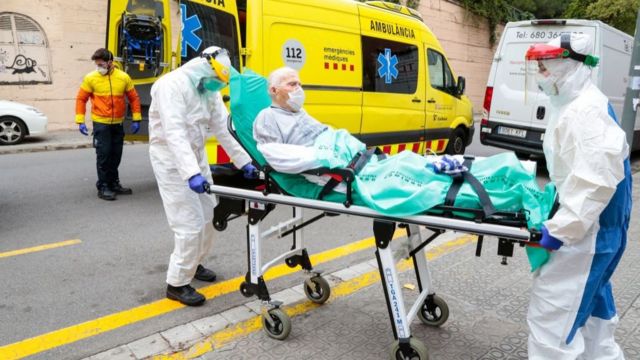 Mueren 15 ancianos por brote de covid en residencia de Uruguay