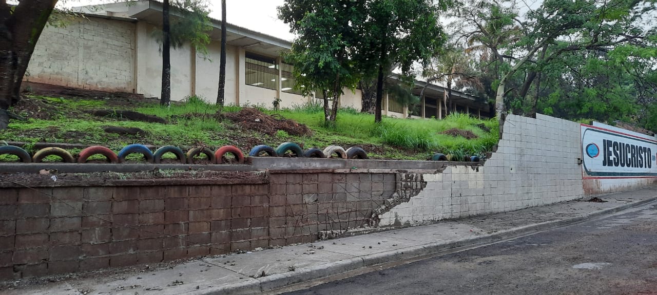Cede el muro perimetral en el Instituto Técnico Honduras debido a los fuertes aguaceros Cede el muro perimetral en el Instituto Técnico Honduras debido a los fuertes aguaceros
