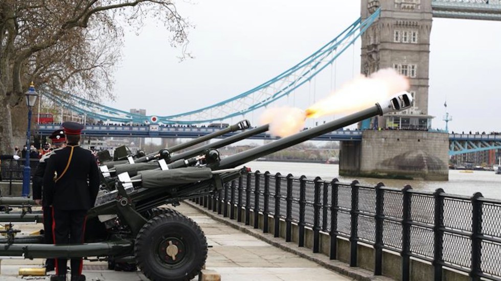 Reino Unido recuerda con 41 cañonazos la figura del príncipe Felipe