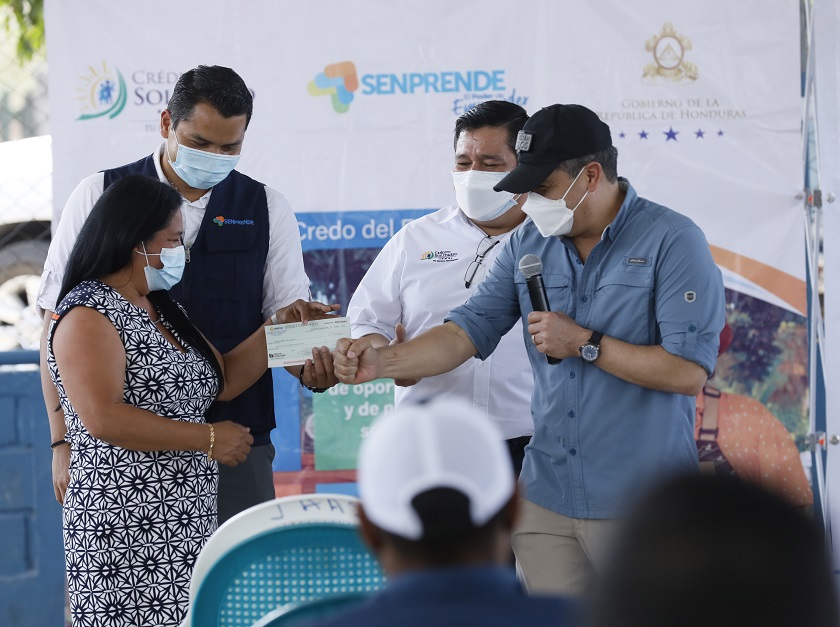 Crédito solidario respalda a microempresarios de Amarateca con tasa del 1%