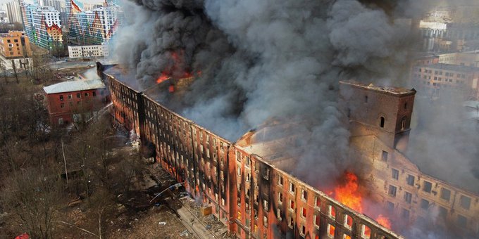 Un  bombero muerto y varios heridos al tratar de sofocar  gigantesco incendio en fabrica  en San Petersburgo
