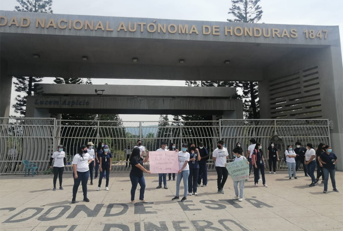 Estudiantes de microbiología de la UNAH exigen retorno a clases semipresenciales Estudiantes de microbiología de la UNAH exigen retorno a clases semipresenciales