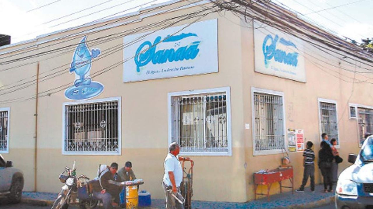 Empleados del SANAA tienen cuatro meses sin salario Empleados del SANAA tienen cuatro meses sin salario