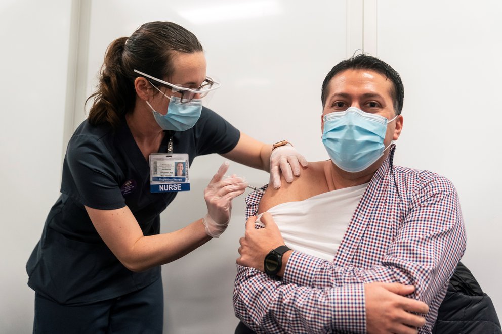 UE transfiere a Covax más de $2,600 millones para vacunas de 92 países en el mundo 