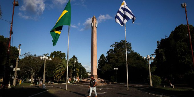 Uruguay usará las vacunas de AstraZeneca contra el COVID-19 para blindar la frontera con Brasil Uruguay usará las vacunas de AstraZeneca contra el COVID-19 para blindar la frontera con Brasil