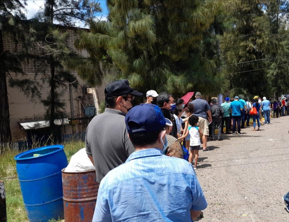 Sin distanciamiento social y en desorden se entrega de la DNI en la capital