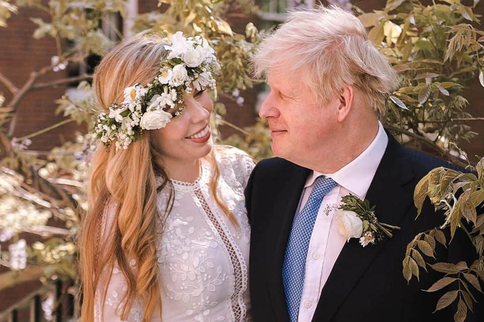 Boris Johnson se casa por sorpresa con Carrie Symonds.