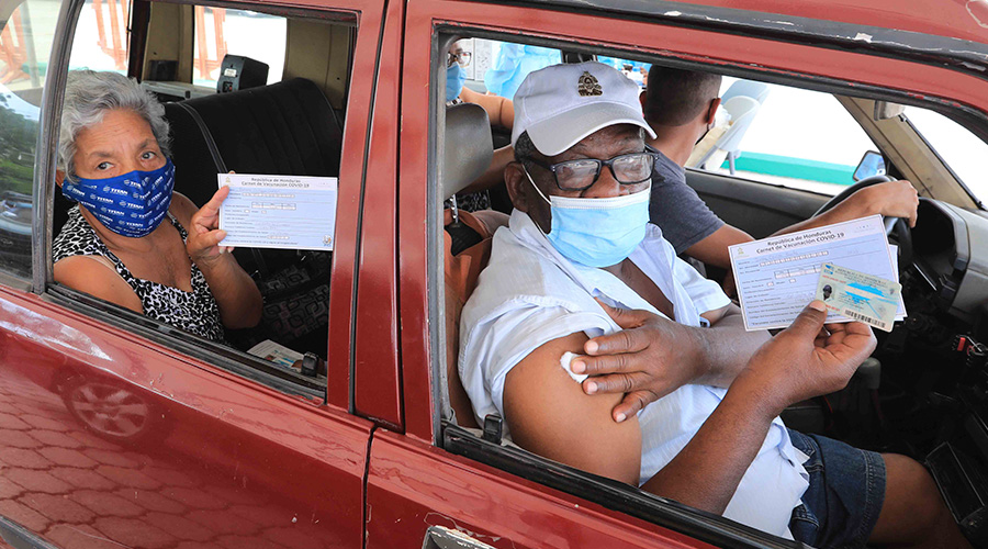 En el Distrito Central: Adultos mayores de 77 y 78 años se inmunizan contra la covid-19 con la Sputnik V En el Distrito Central: Adultos mayores de 77 y 78 años se inmunizan contra la covid-19 con la Sputnik V