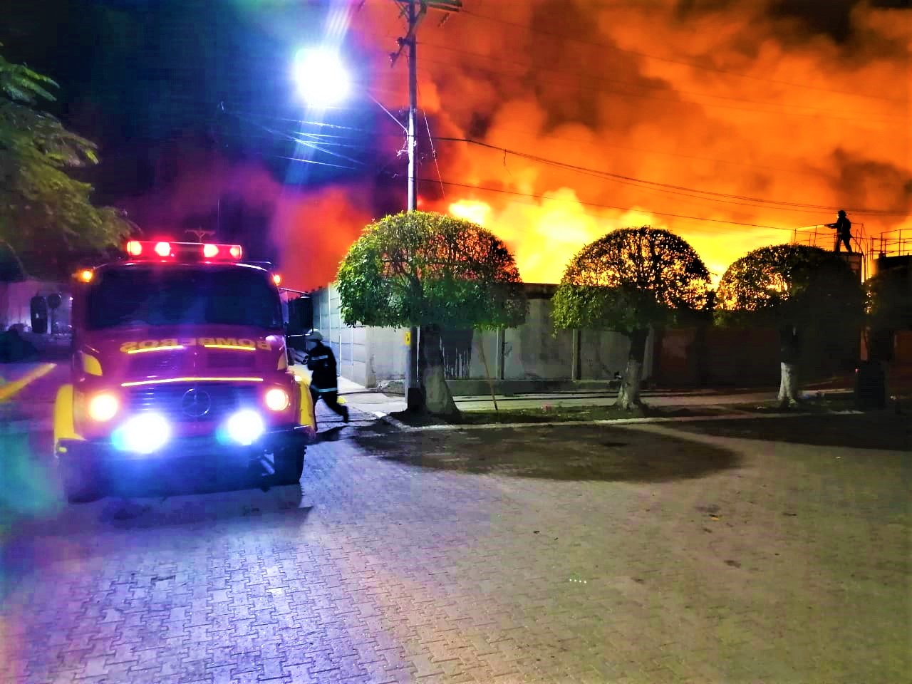 Voraz incendio consume el Parque Industrial Búfalo en Villanueva, Cortés