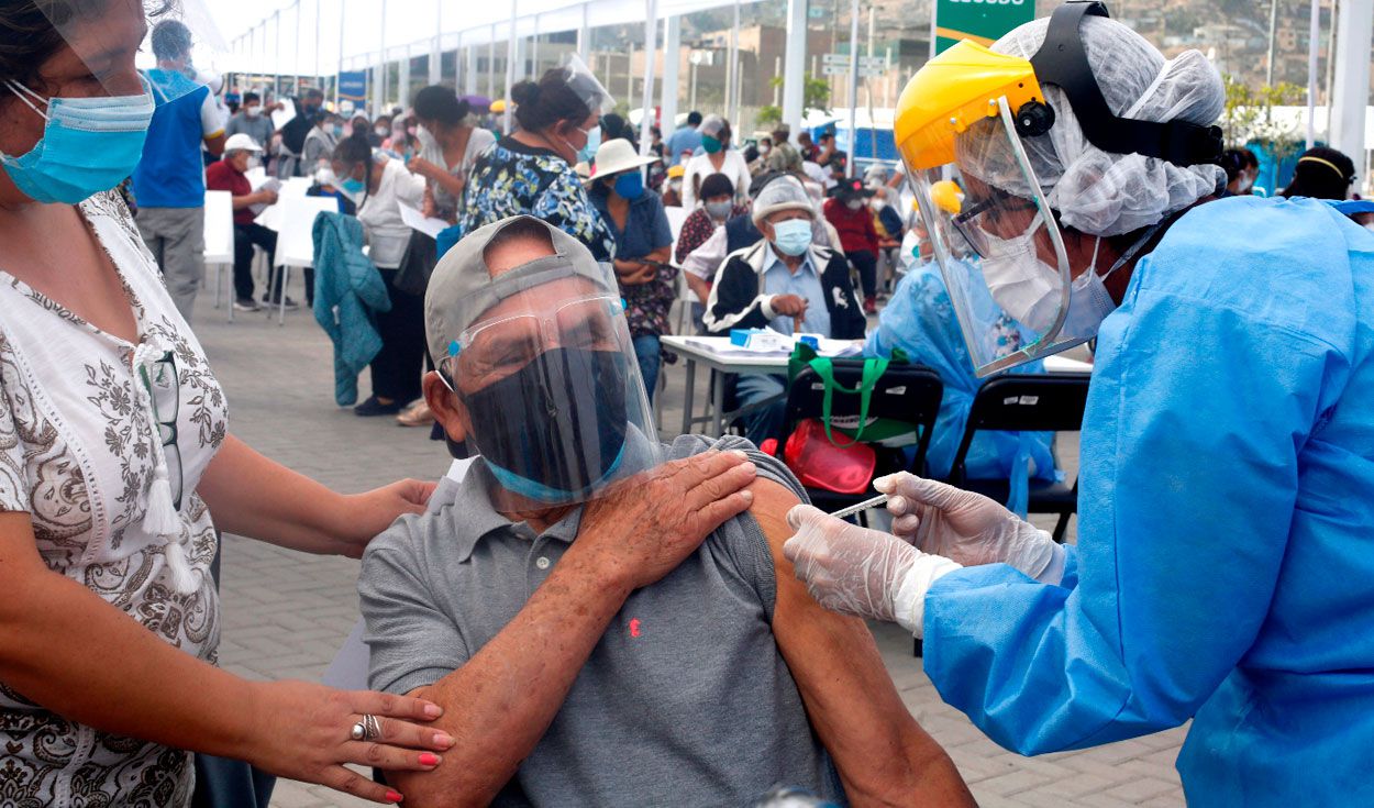 La OMS: «La pandemia terminará cuando alcancemos una cobertura mínima de vacunación del 70 %» La OMS: «La pandemia terminará cuando alcancemos una cobertura mínima de vacunación del 70 %»