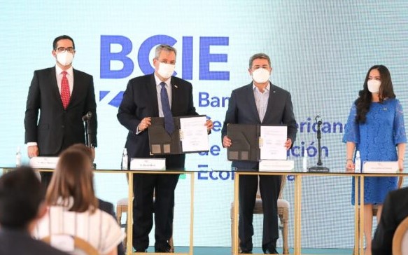 Gobierno y BCIE firman acuerdo para la compra de 2.8 millones de vacunas contra la Covid-19 Gobierno y BCIE firman acuerdo para la compra de 2.8 millones de vacunas contra la Covid-19