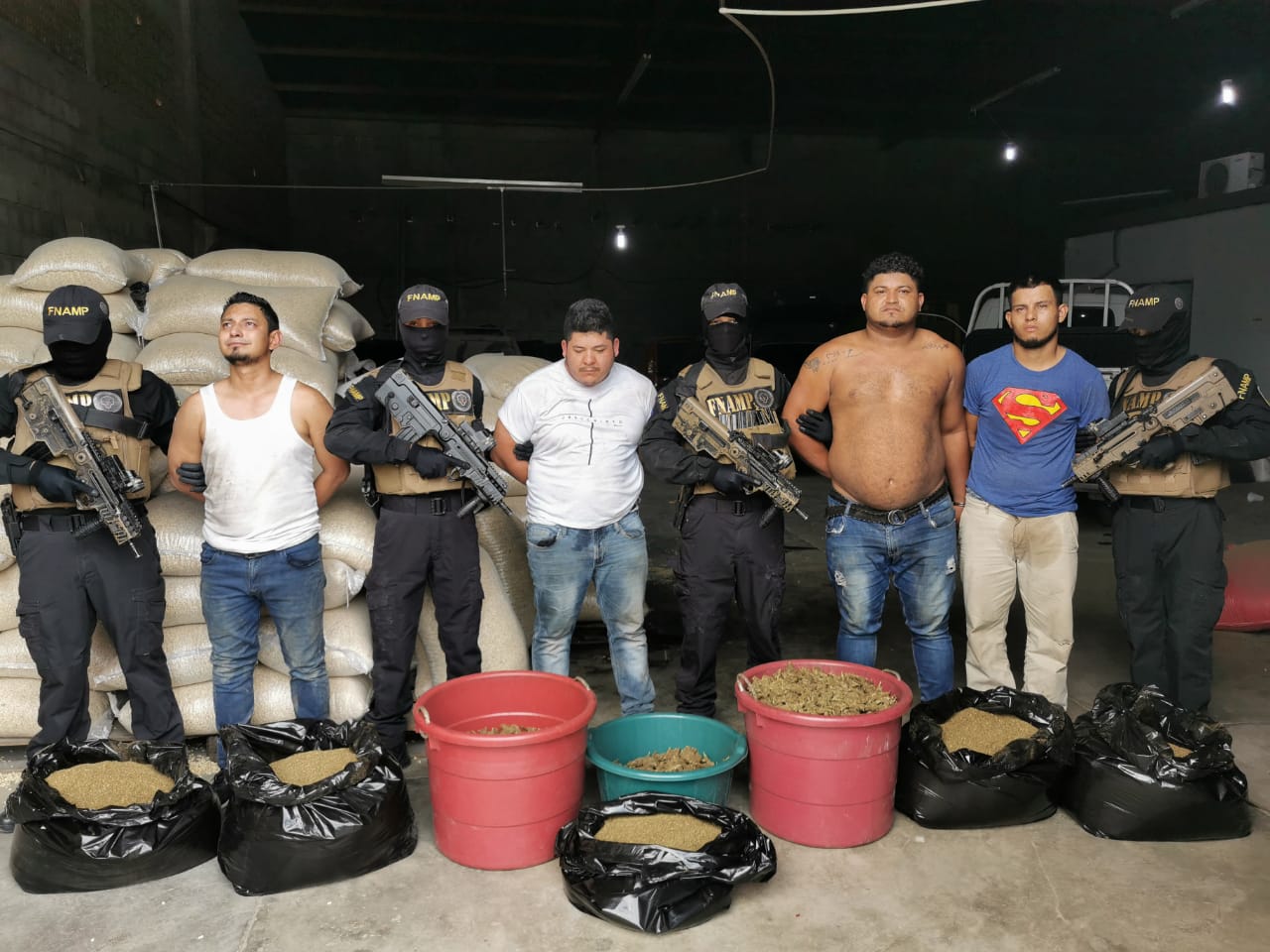 Con fuerte cantidad de droga capturan a supuestos implicados en la fuga del «Porkys» de la MS-13 Con fuerte cantidad de droga capturan a supuestos implicados en la fuga del «Porkys» de la MS-13