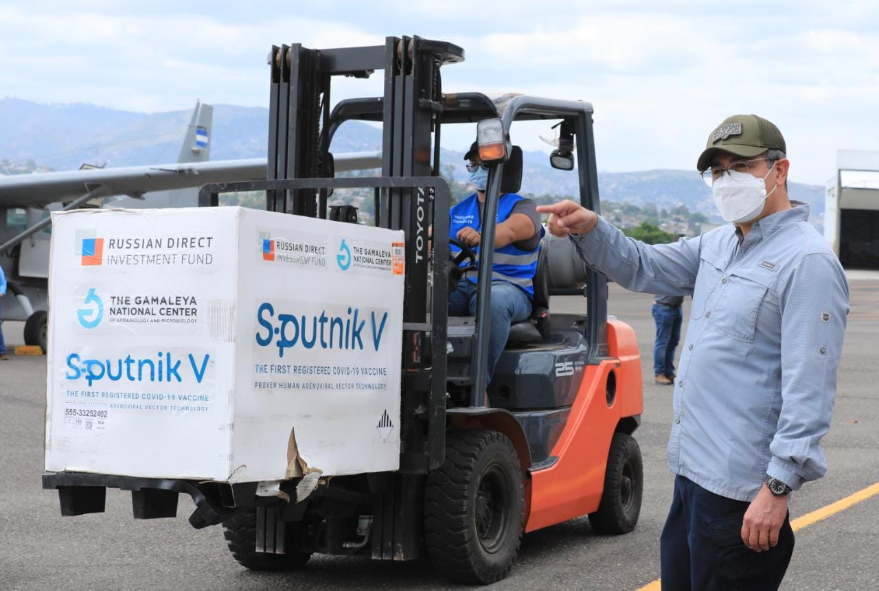 Llegan a Honduras las 40 mil dosis de la vacuna Sputnik V