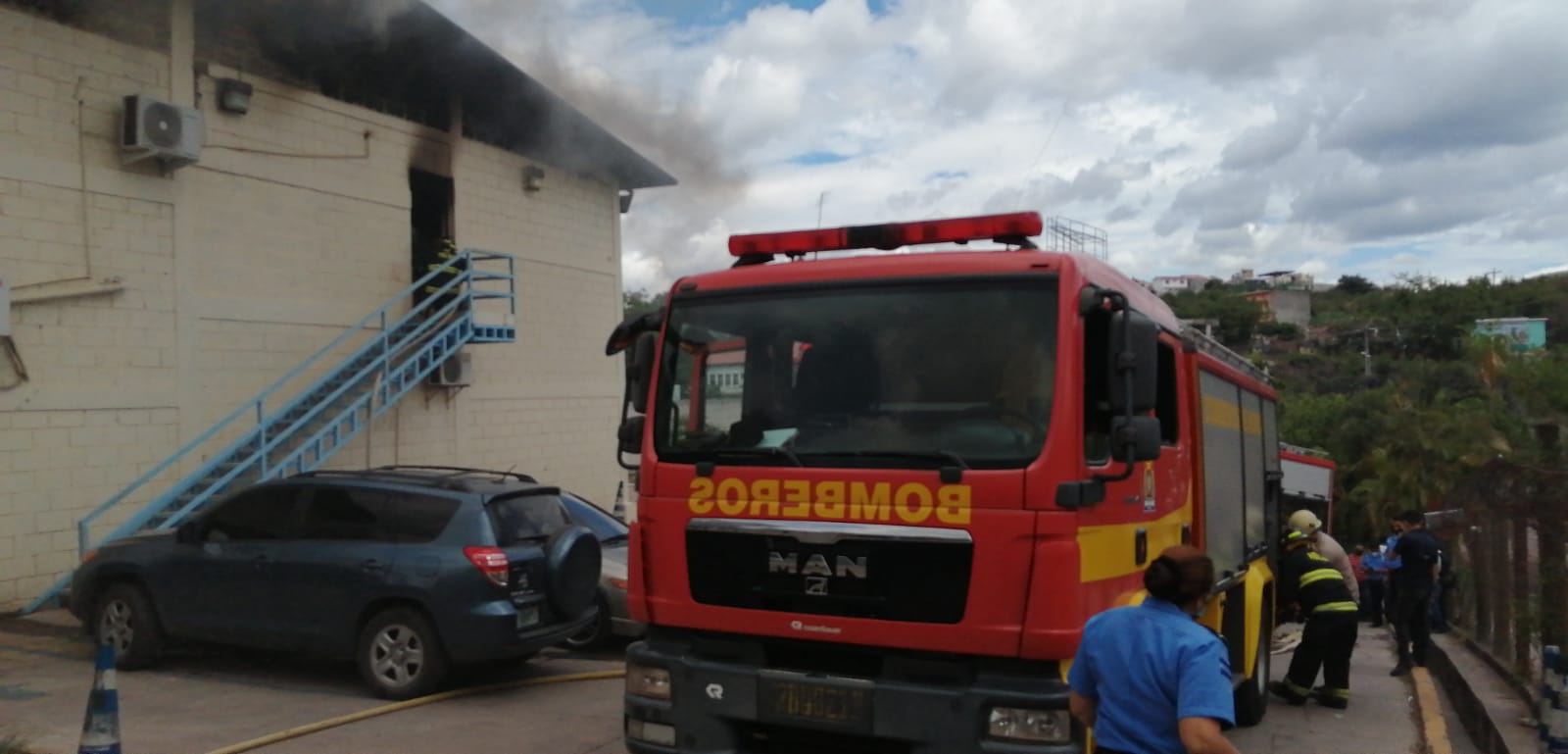 Bomberos controlan incendio en oficina de registro de armas de la DPI