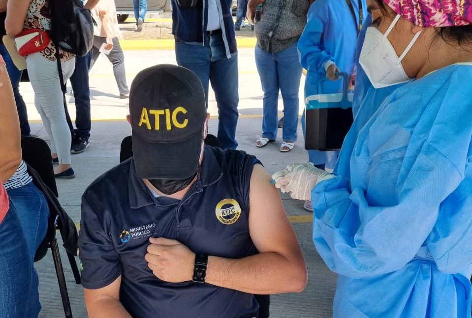 Personal del MP es vacunado contra la Covid-19