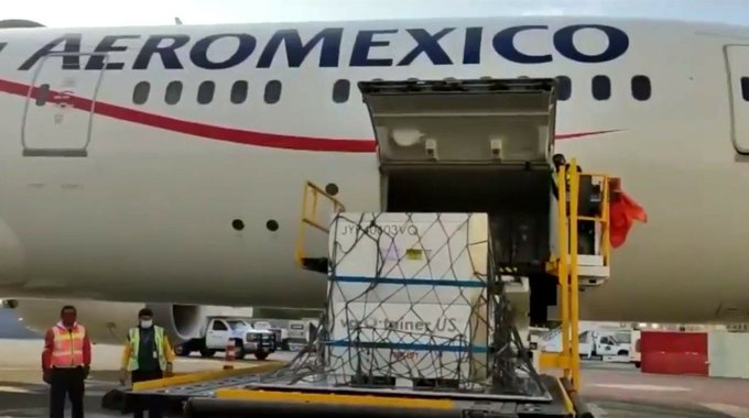 Llegan a México 5.7 millones de dosis de sustancia para vacuna de AstraZeneca