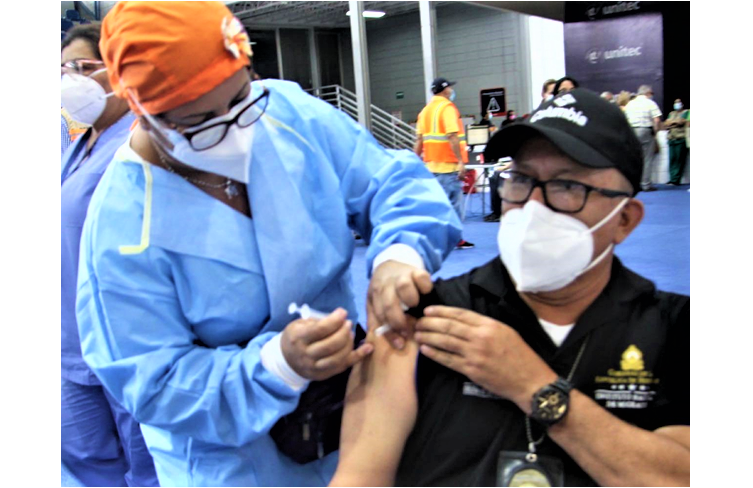 IHSS comienza a vacunar personal de Migración en primera línea IHSS comienza a vacunar personal de Migración en primera línea