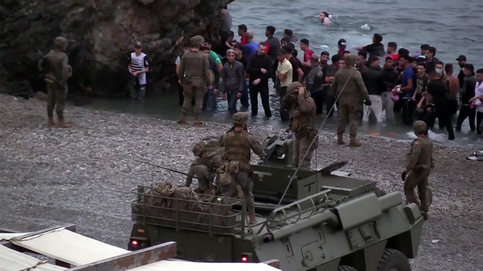España despliega los tanques del Ejército tras la entrada de más de 6 mil migrantes en Ceuta: al menos un muerto