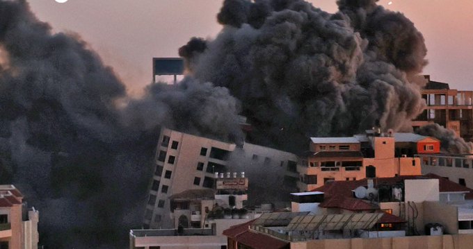 Bombardeo israelí provoca colapso de edificio de 12 pisos en Gaza