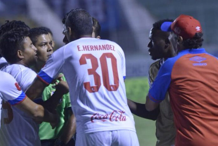 Olimpia a la final sin técnico tras sanciones de la Comisión de Disciplina