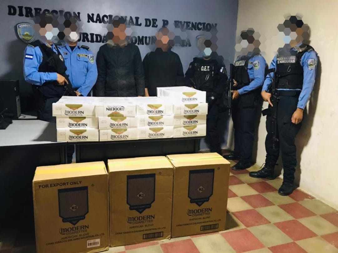 Por contrabando de 296 paquetes de cigarros detienen a dos sujetos en Trojes