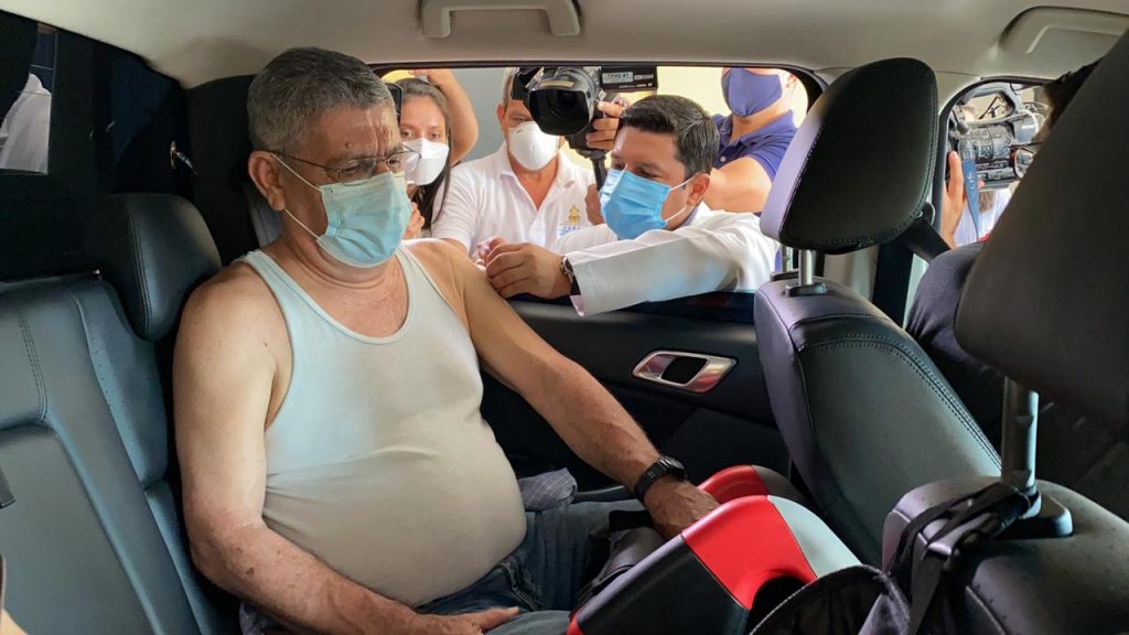 Adultos mayores de 75 años reciben su primera dosis de vacuna contra la Covid-19 en SPS Adultos mayores de 75 años reciben su primera dosis de vacuna contra la Covid-19 en SPS