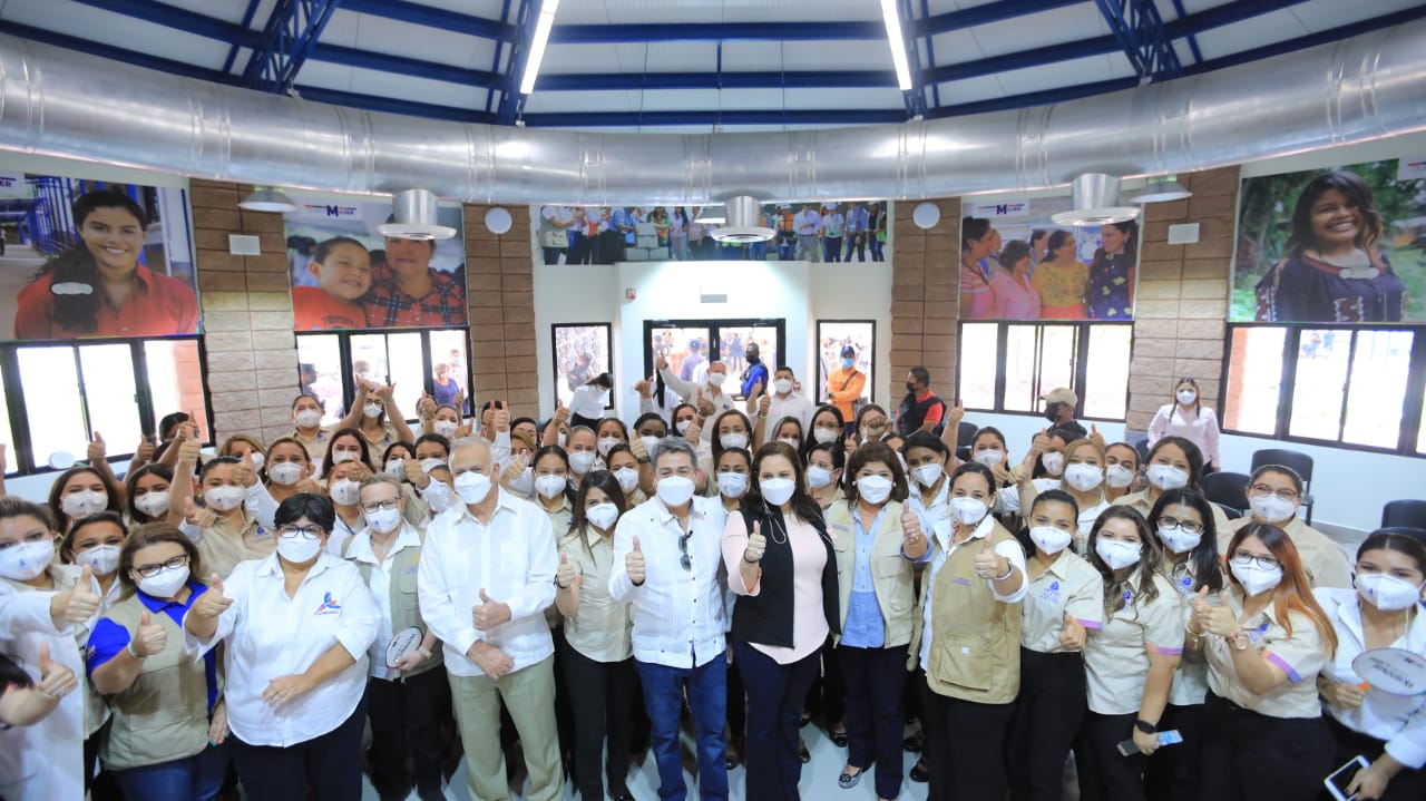 Pareja presidencial inaugura Ciudad Mujer Choluteca