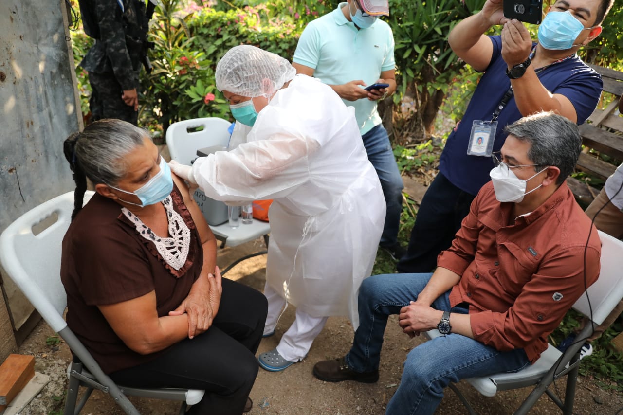 Autoridades llevan vacunación domiciliaria a adultos mayores de la capital
