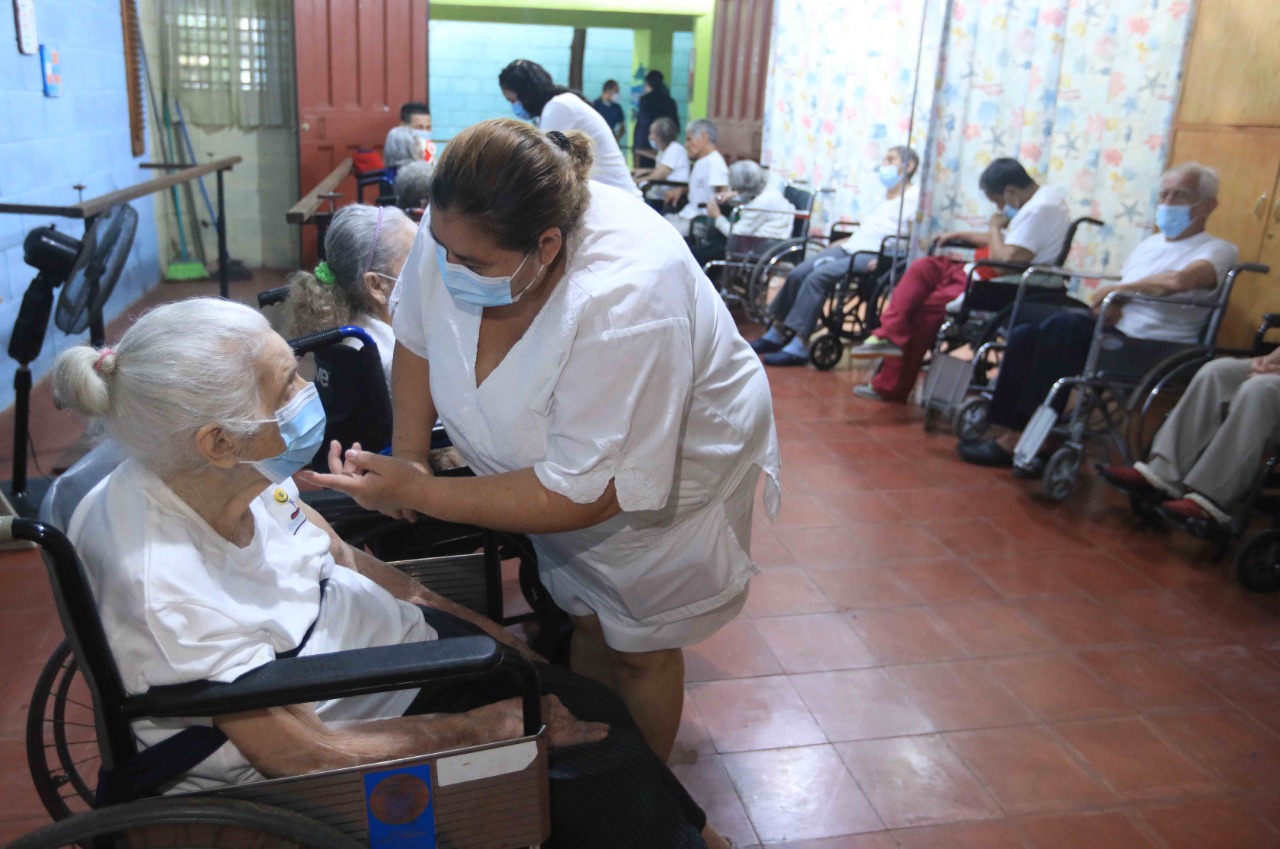 Autoridades inician masiva vacunación en asilos de ancianos de la capital