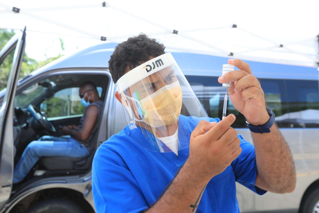 Islas de la Bahía inicia con la inoculación de grupos priorizados