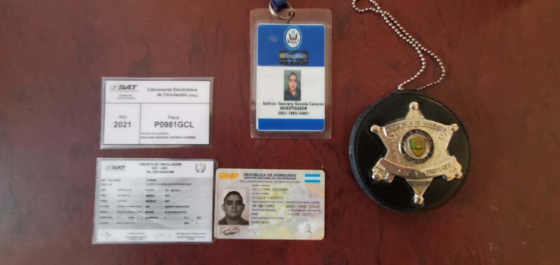 Ciudadano requerido con arma de fuego y chapa policial