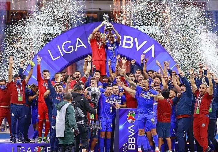 Cruz Azul vence la «maldición» y se corona como campeón del fútbol mexicano Cruz Azul vence la «maldición» y se corona como campeón del fútbol mexicano