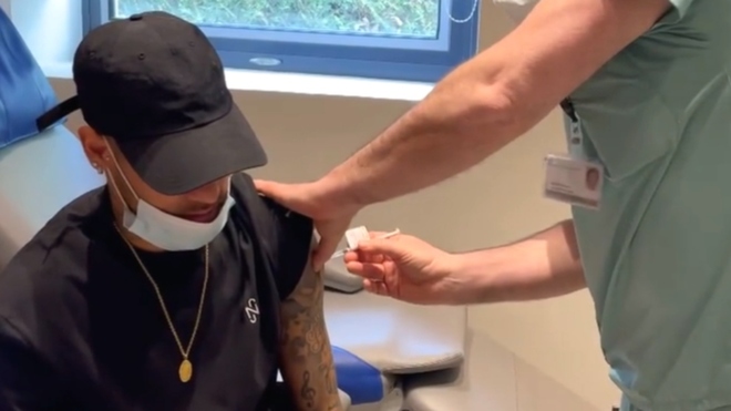 Neymar se vacuna contra el coronavirus