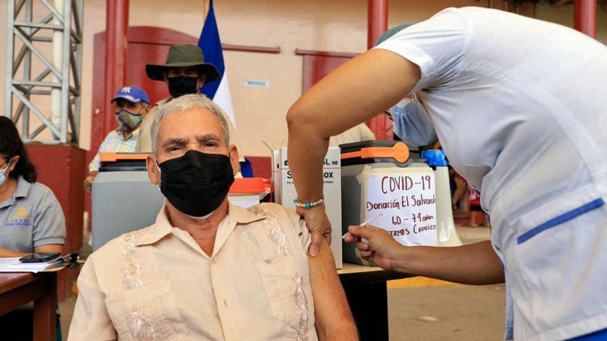 Vacunación a los adultos mayores en el Distrito Central inició este día