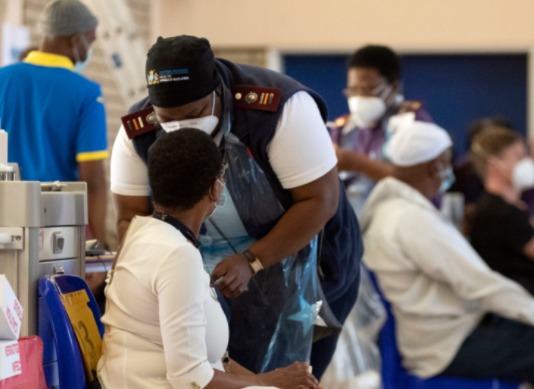 Sudáfrica, mayor foco de la covid-19 en África, inicia la vacunación general