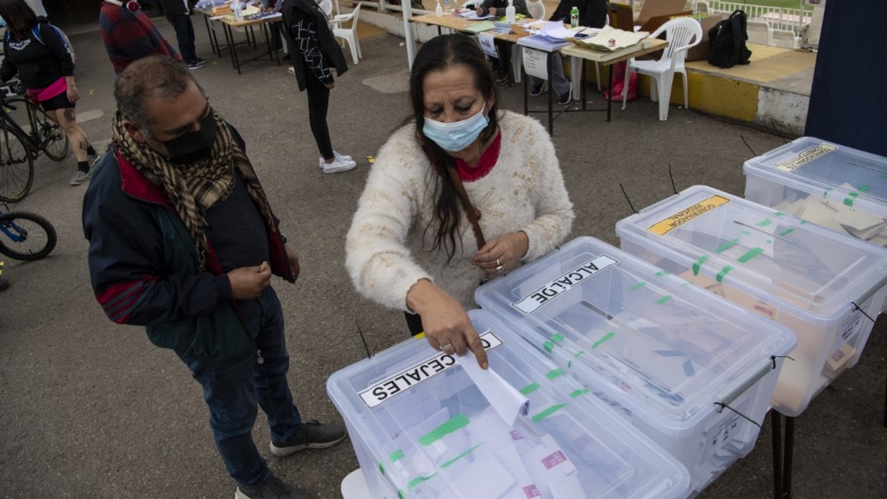 Chile concluye historica elección para cambiar su Constitución