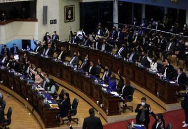 Congreso de El Salvador, afín a Bukele, destituye a grupo de jueces de Corte Suprema