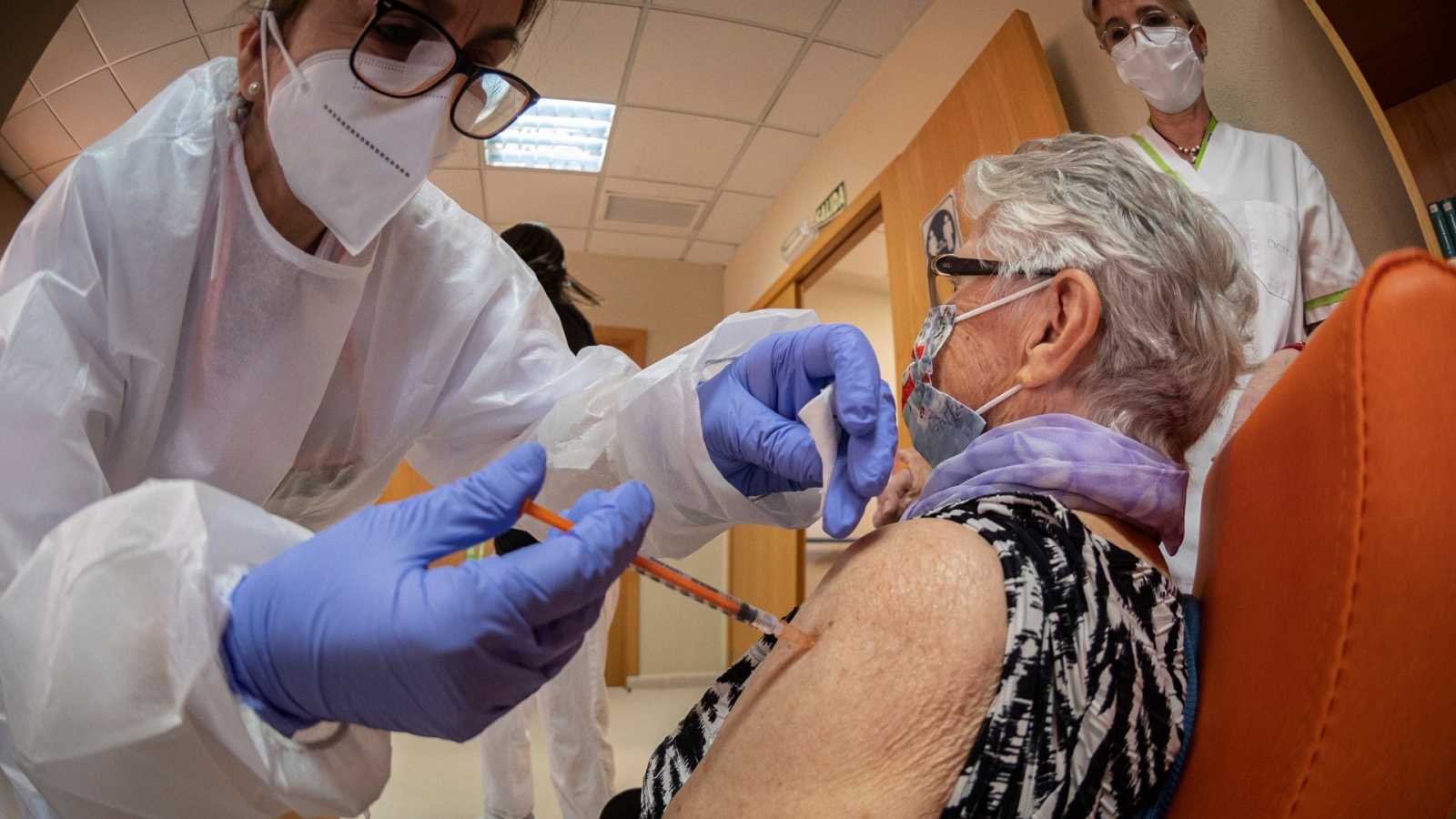 Aumentan vacunas ante masiva asistencia de capitalinos: Secretaría de Salud Aumentan vacunas ante masiva asistencia de capitalinos: Secretaría de Salud