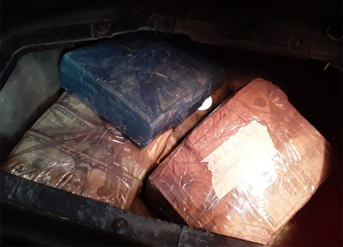 Interceptan vehículo con dinero en compartimiento falso al sur del país