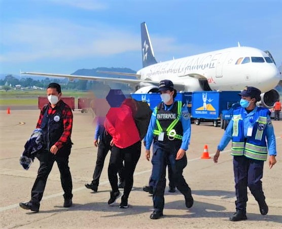 Extraditan desde España a hondureña acusada de asesinar a empresaria en La Esperanza, Intibucá