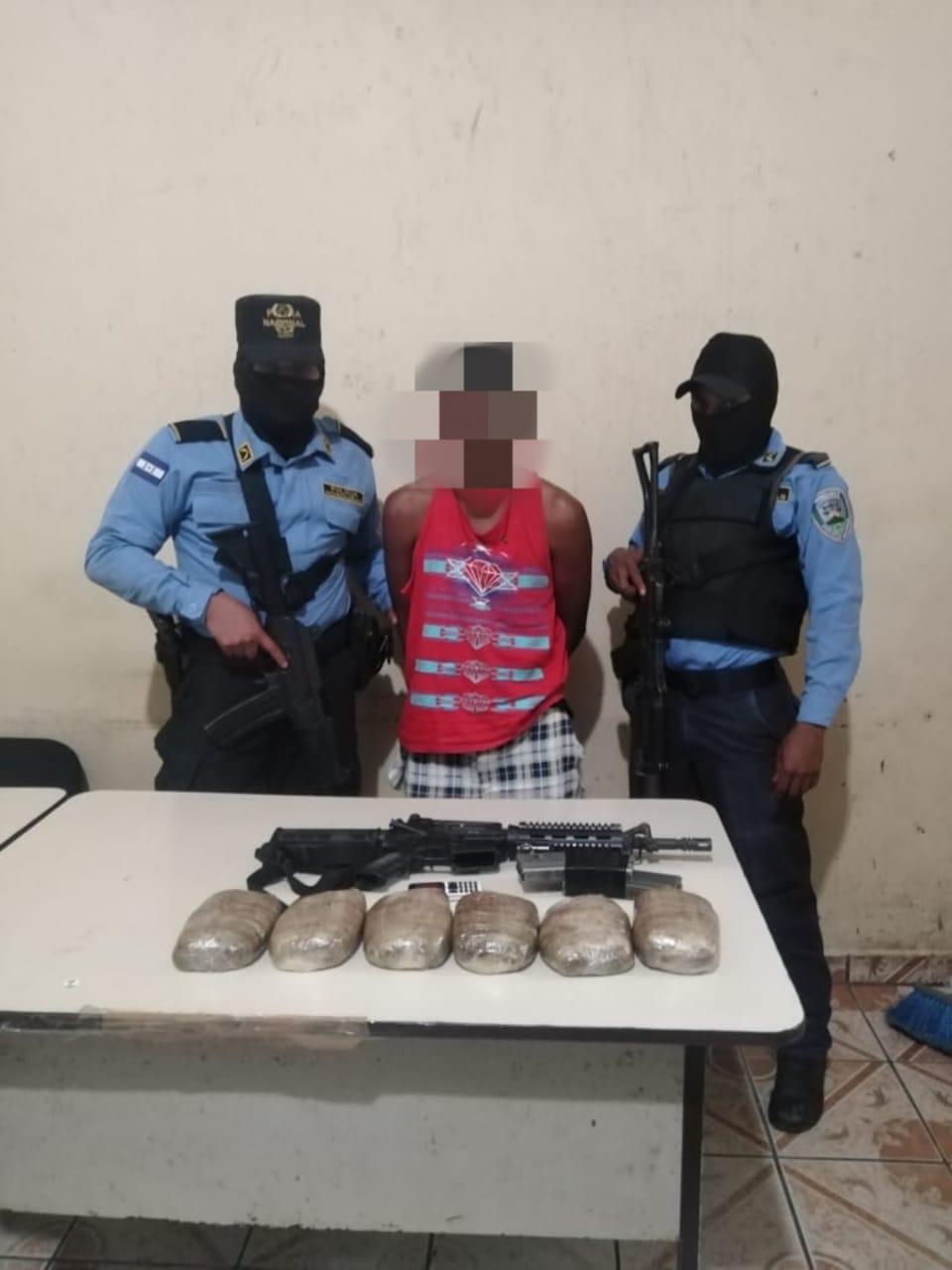 Capturan a supuesto integrante de «Los Pelones» en posesión de droga y un arma de fuego tipo fusil en Choluteca
